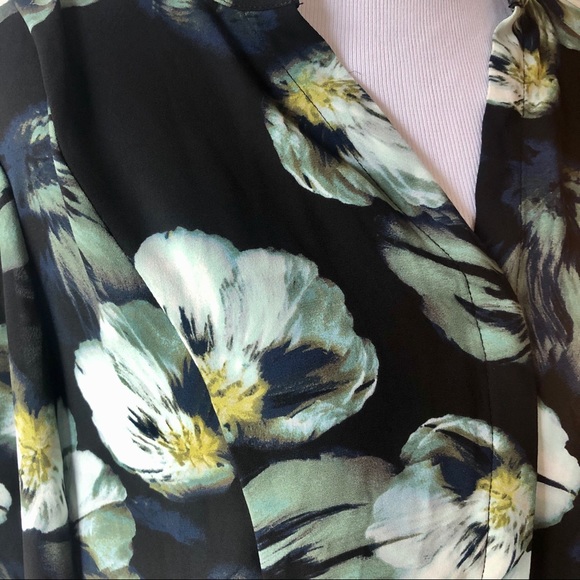 Simply Vera Vera Wang Dark Floral Button-Up Blouse (L) - Picture 3 of 4